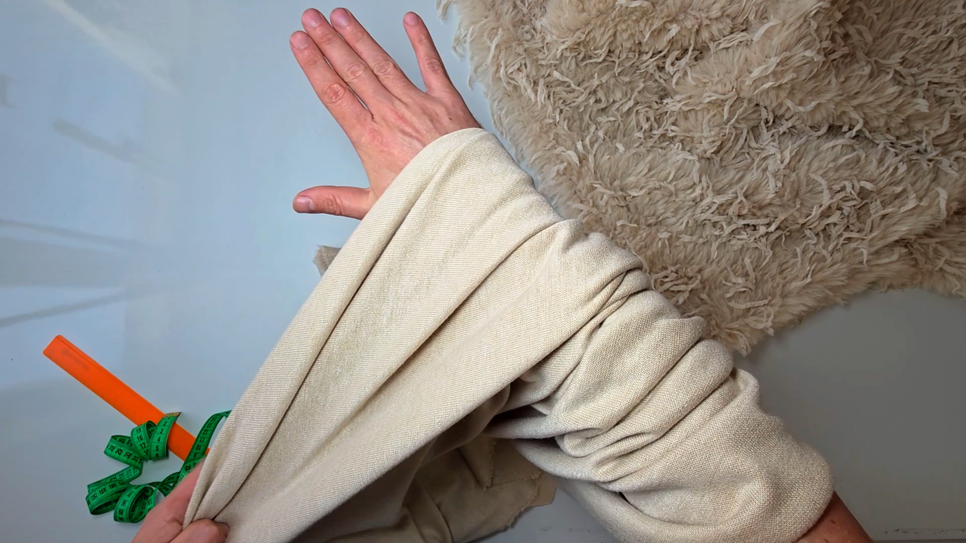 Трикотаж вискозный AL2110 Tapioka для пошива платья Claire по выкройке Helper Sew